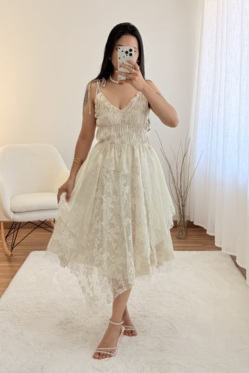 Vestido midi com detalhes em renda