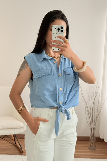 Camisa ligera con detalle de nudo.