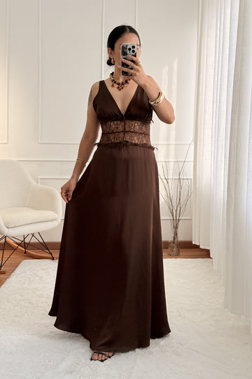 Vestido comprido em cetim com renda