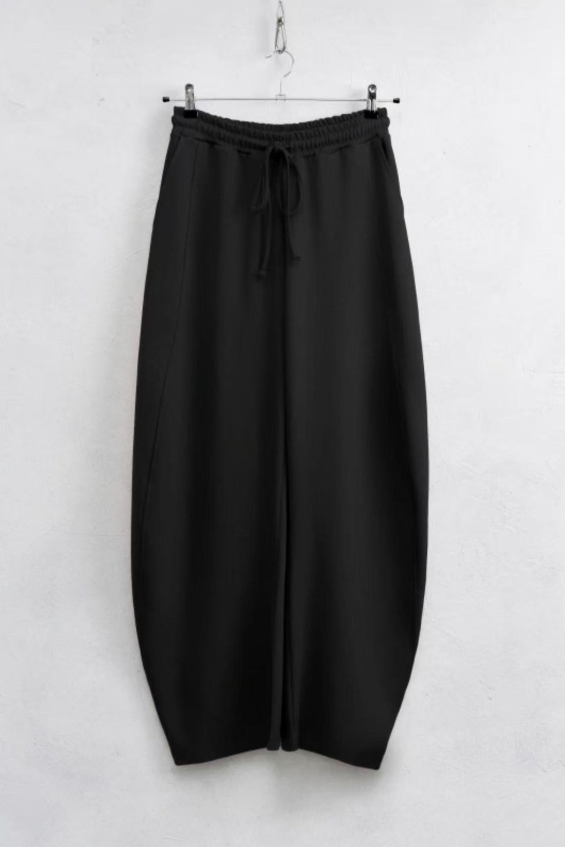 Calça estilo "banana" LUMINA (Pré-venda)