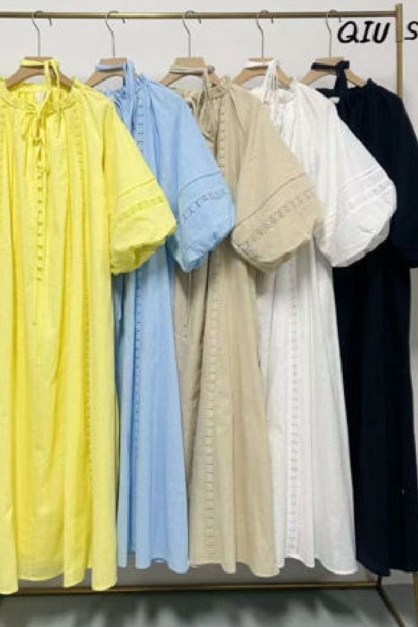 Vestido midi com detalhes artesanais e mangas abalonadas