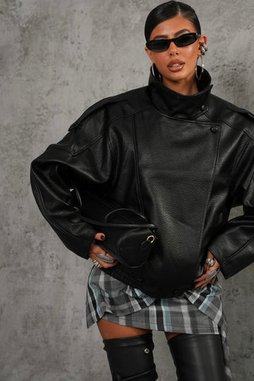 Casaco curto em napa com gola alta