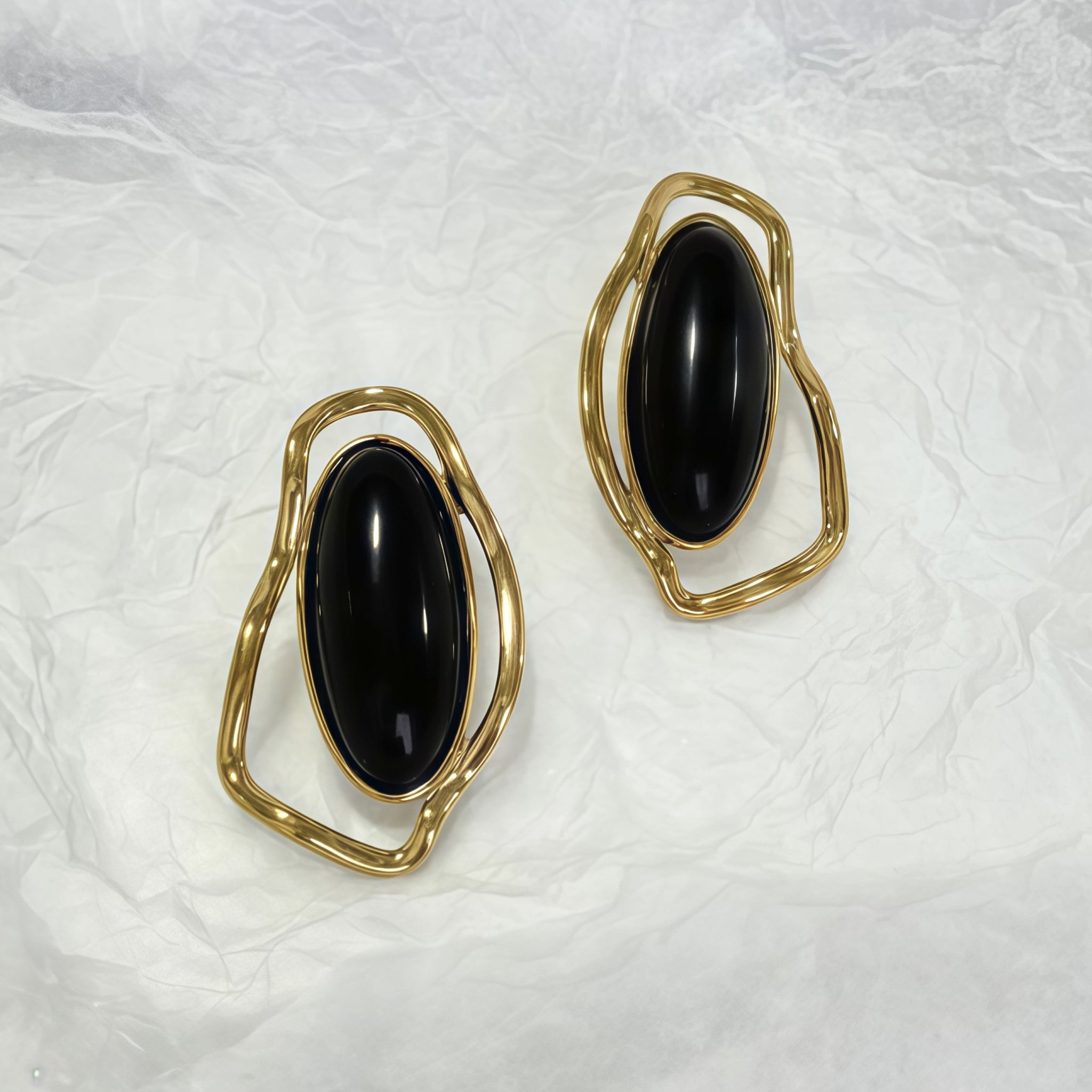 Brincos esculturais com pedra preta