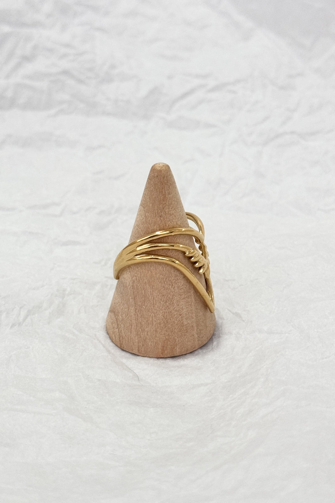 Anel aberto em aço dourado com design triplo V e folhas