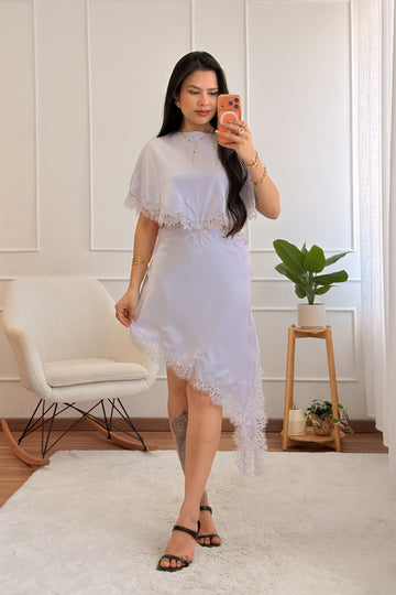 Vestido Assimétrico Acetinado com Renda