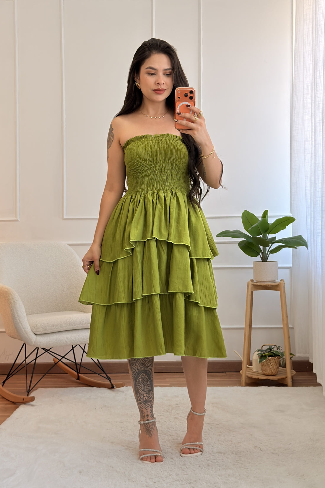 Vestido curto cai-cai em camadas