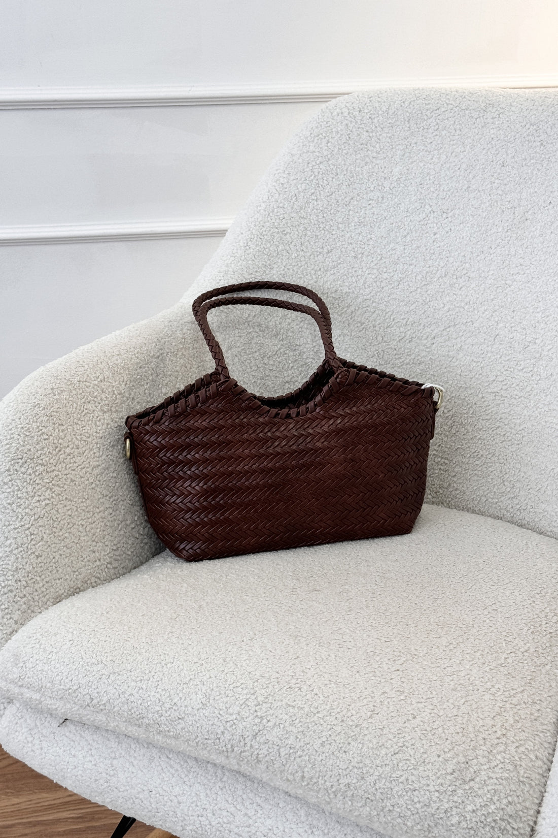 Bolsa de ombro entrançada em pele sintética (pequena)