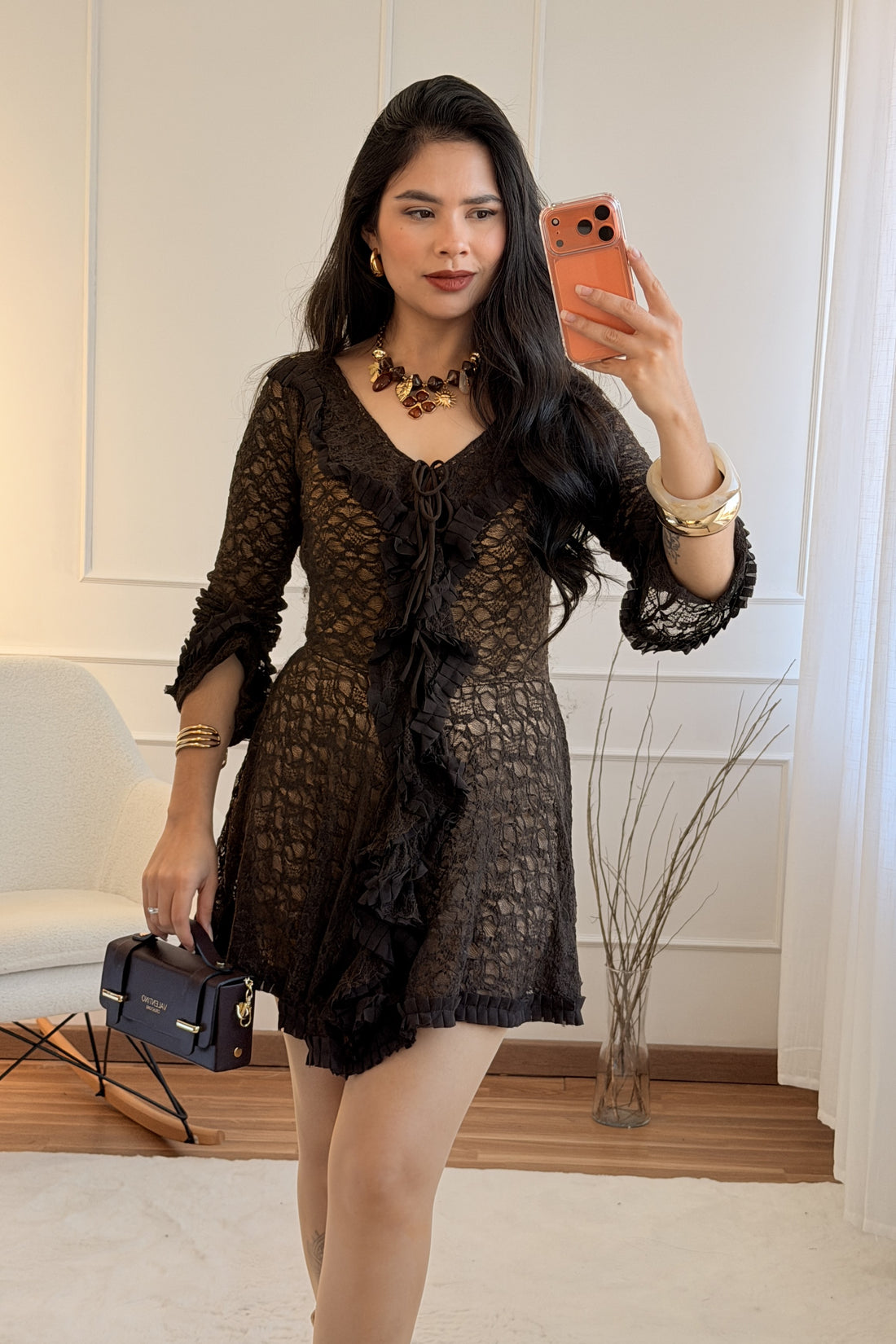 Vestido rendado com folhos e forro tipo macaquinho