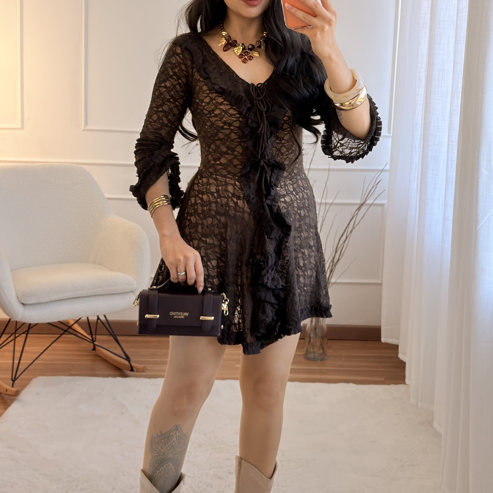 Vestido rendado com folhos e forro tipo macaquinho