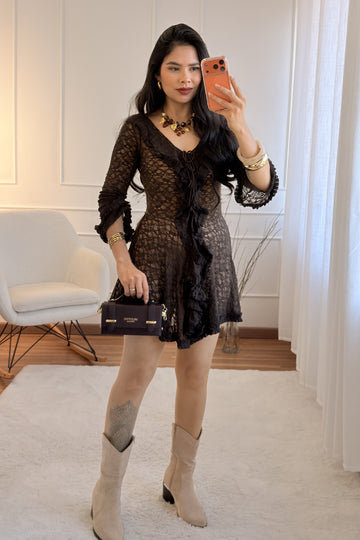 Vestido rendado com folhos e forro tipo macaquinho