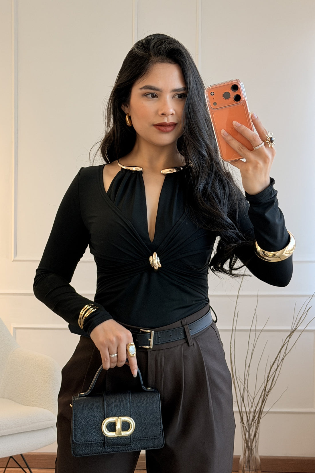 Body com decote drapeado e detalhe metálico