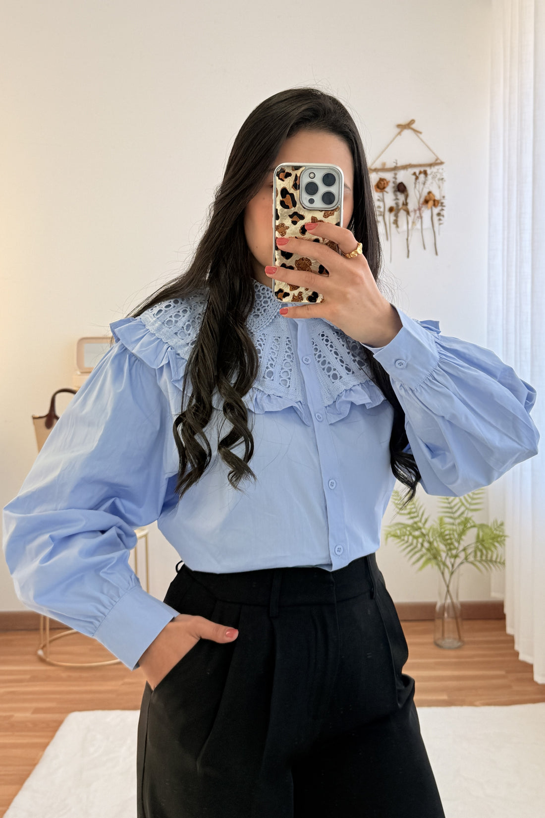 Camisa babados nos ombros