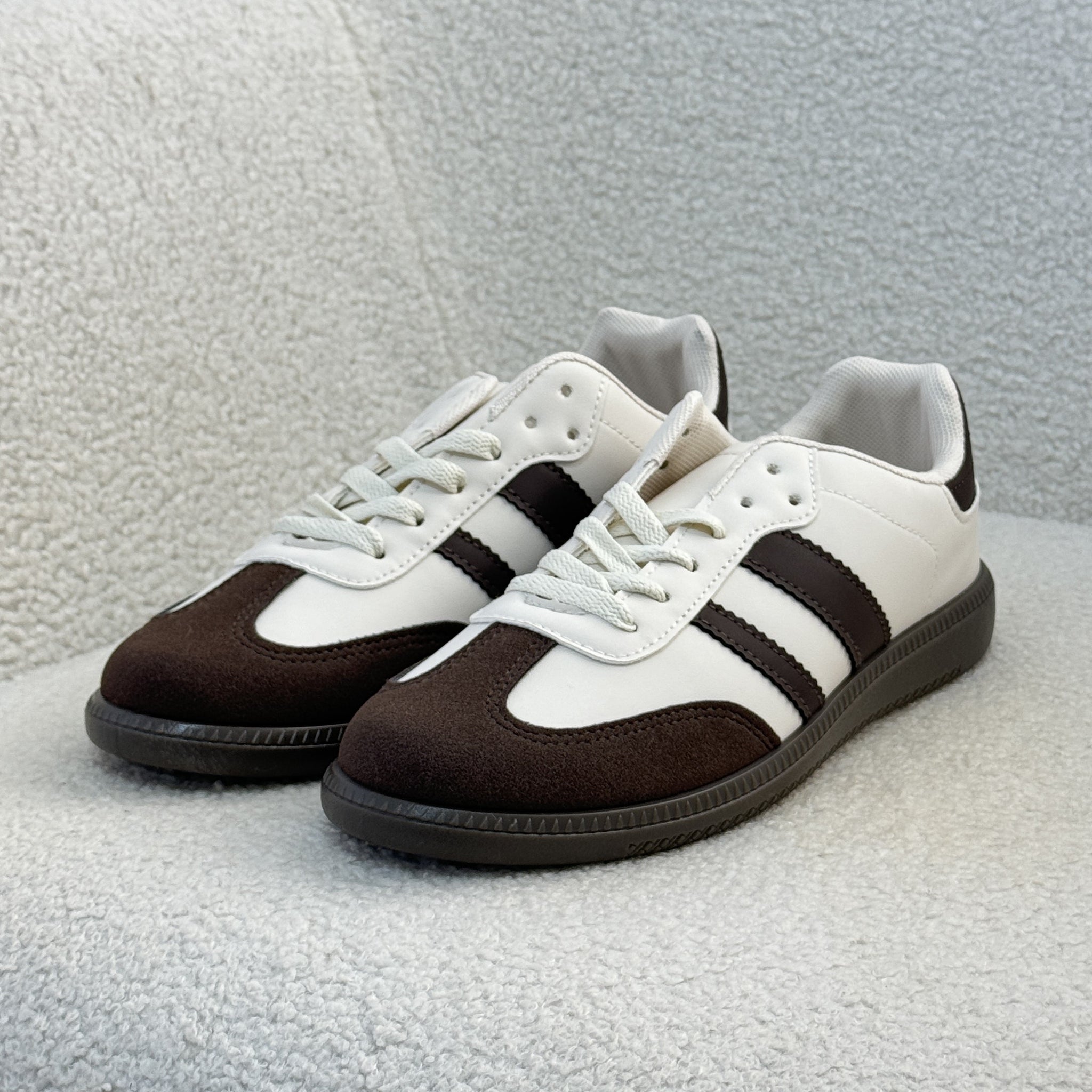 Sapatilhas Retro Casual em Pele e Camurça