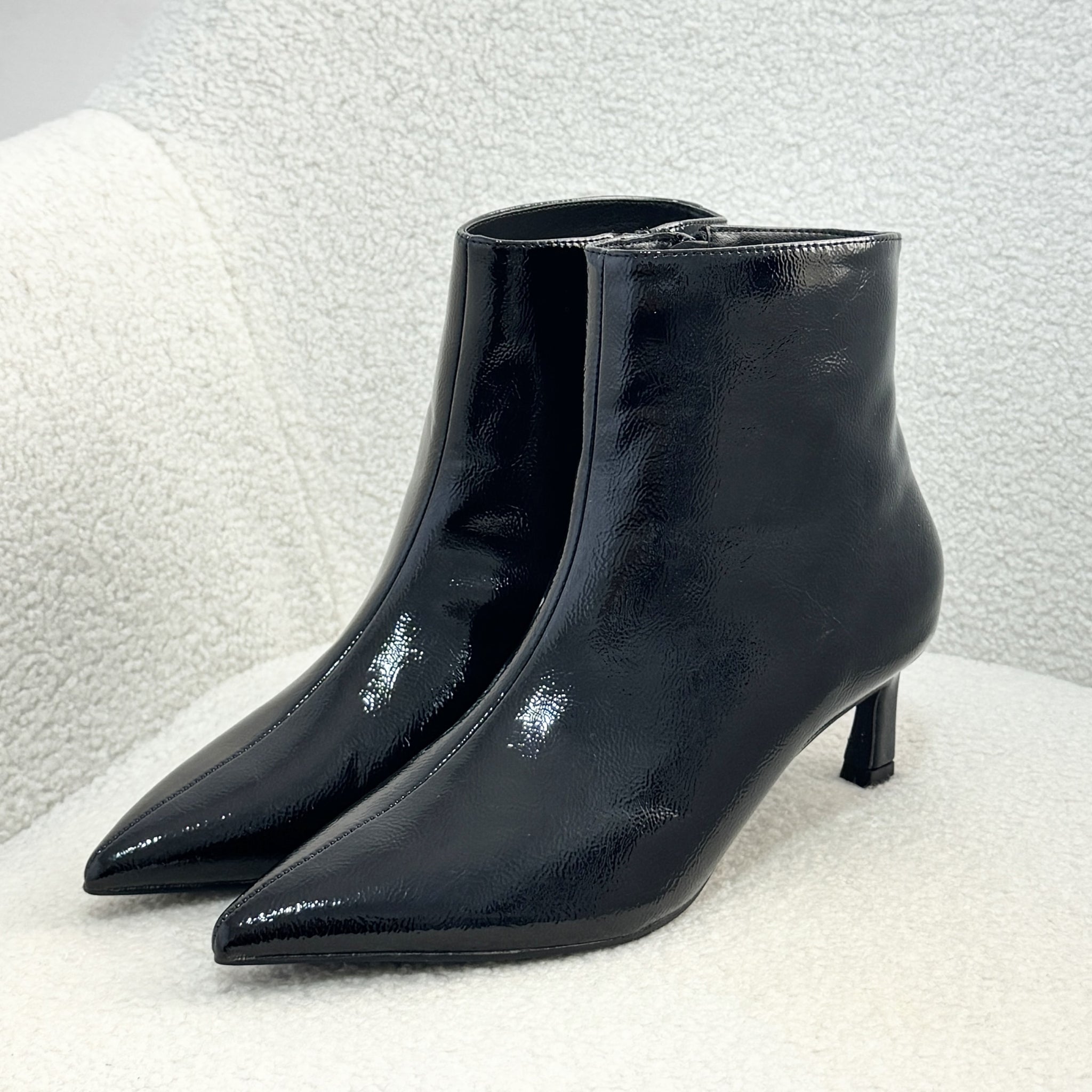 Botins de Salto Fino em Verniz com Fecho Interior