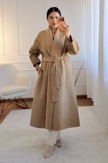 Casaco comprido em lã misturada com cinto