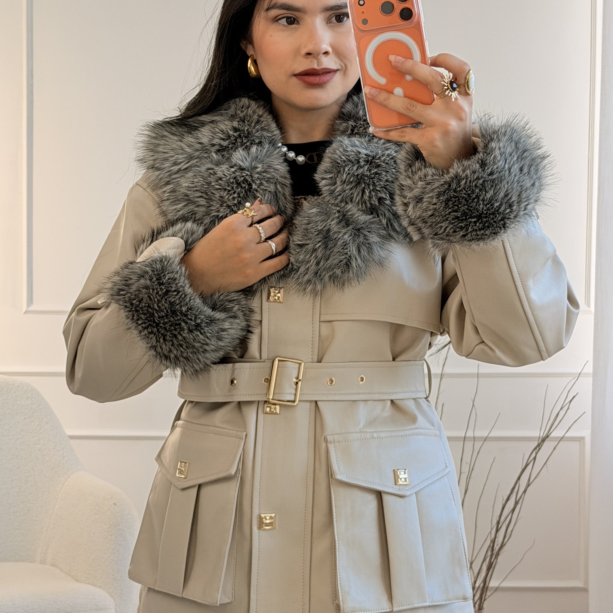 Casaco em napa com gola e punhos de pêlo sintético