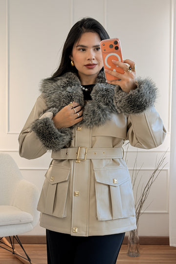 Casaco em napa com gola e punhos de pêlo sintético