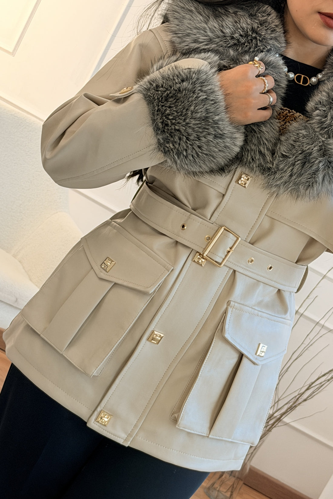 Casaco em napa com gola e punhos de pêlo sintético