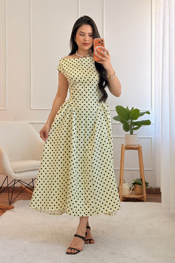 Vestido de bolinhas com costas abertas
