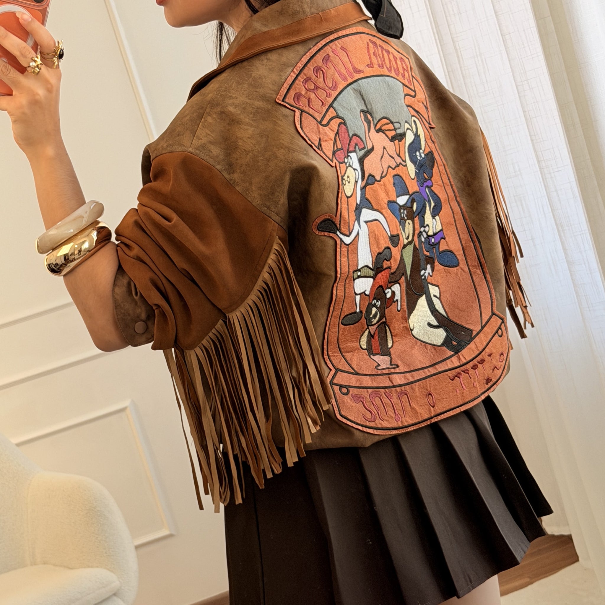 Casaco com franjas e aplicação estampada