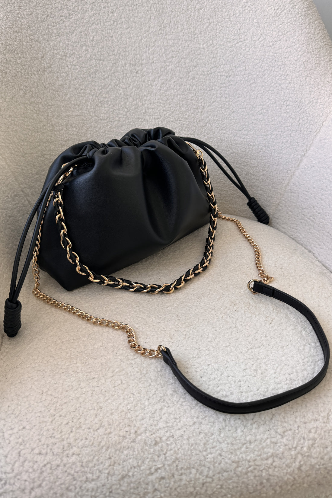 Bolsa macio com corrente dourada S