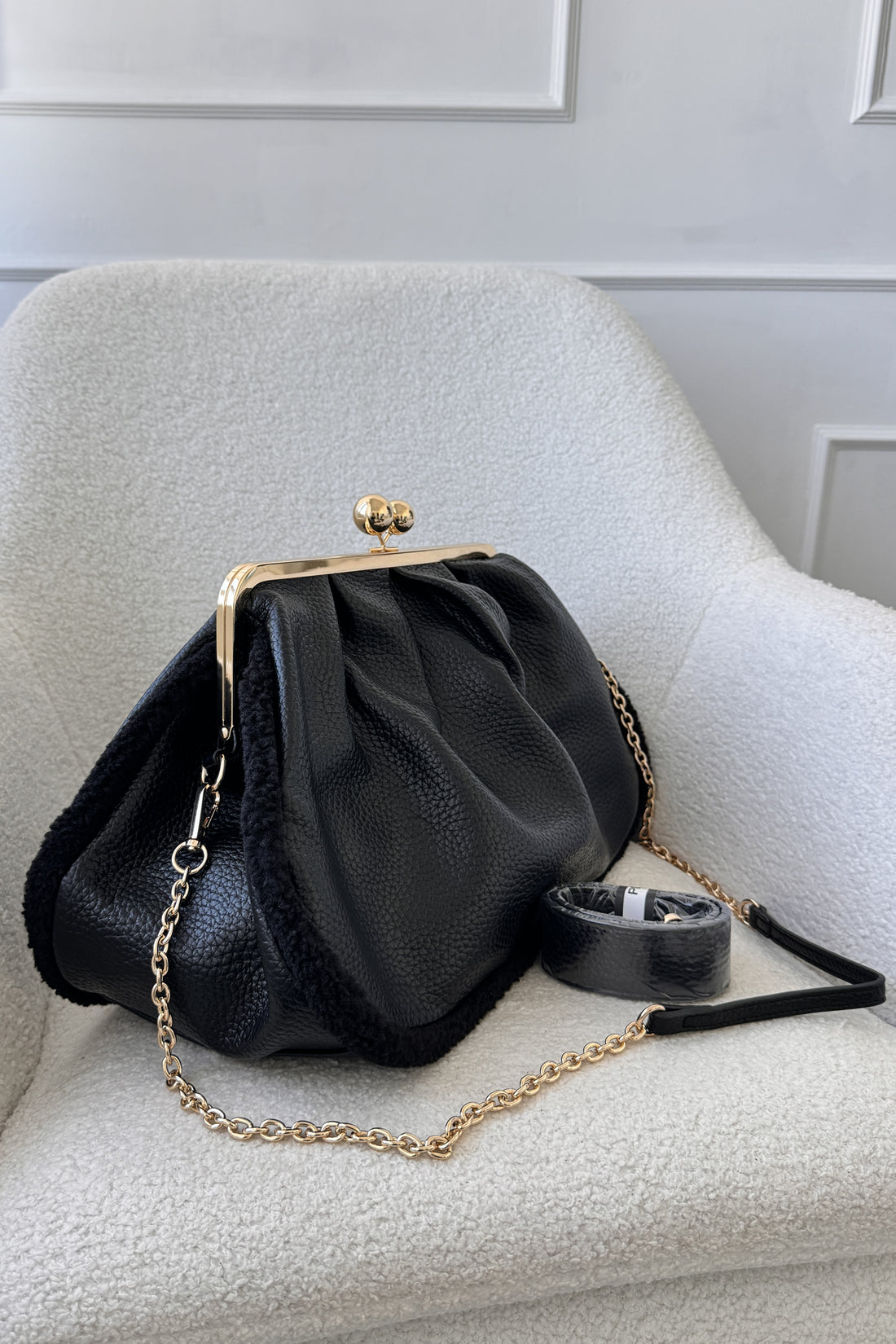 Bolsa texturizado com fecho dourado