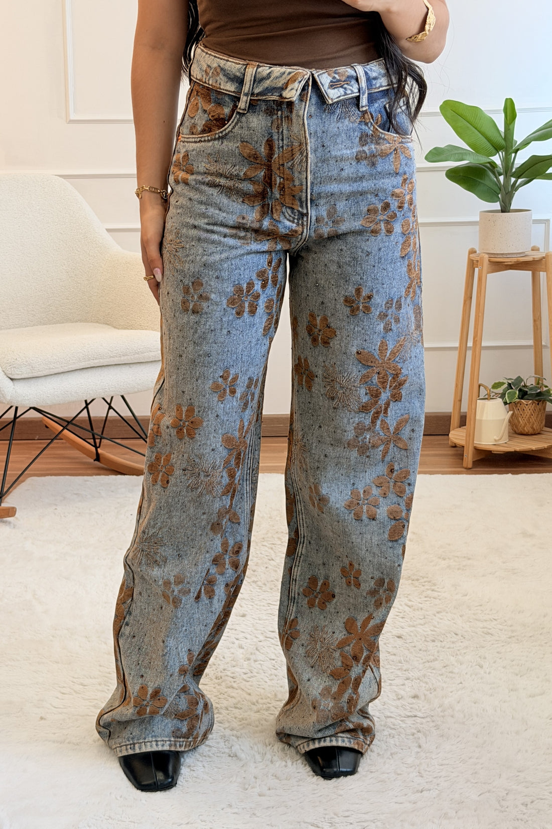 Calça com estampado floral castanho QUEEN HEARTS