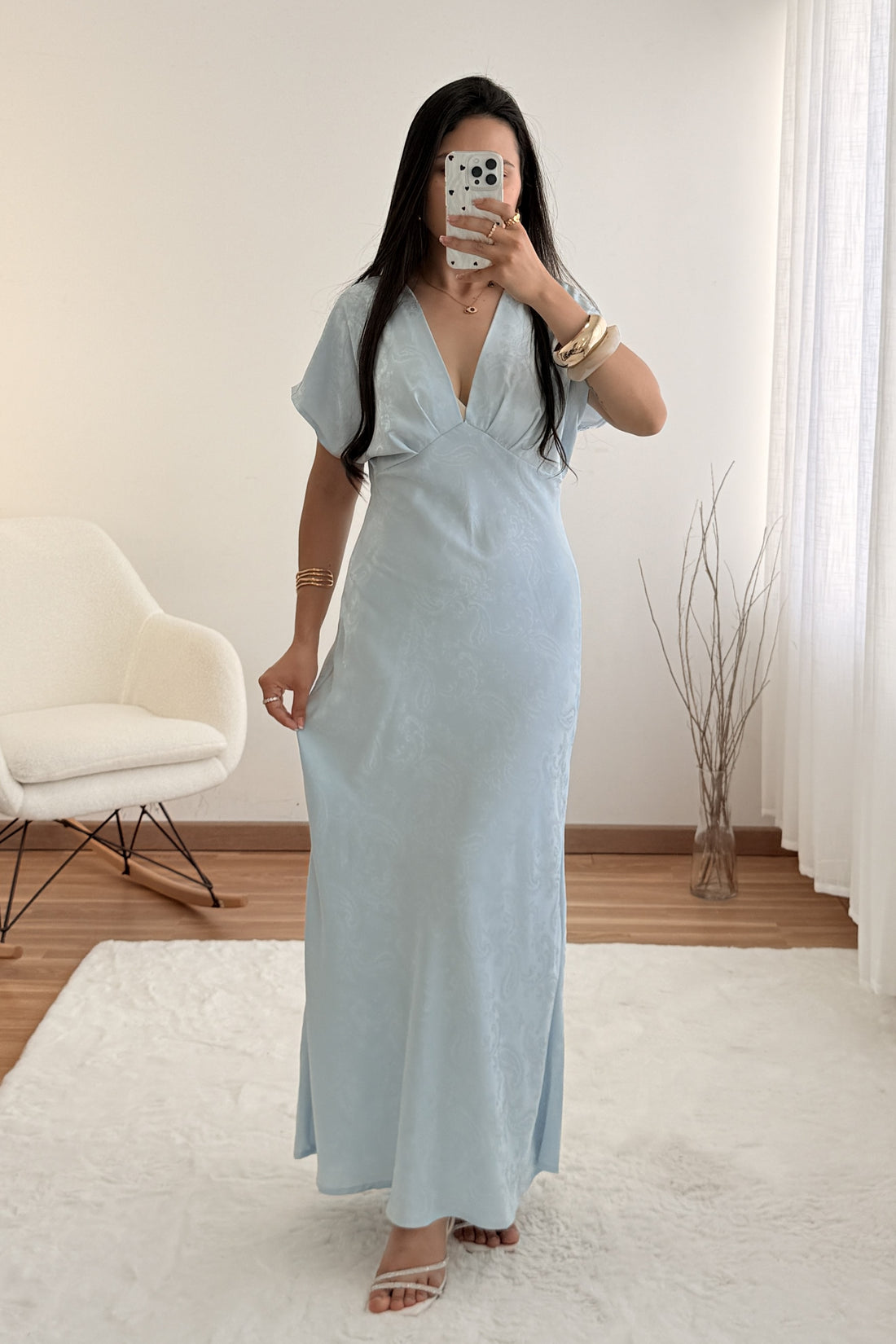 Vestido decote em V e detalhe jacquard