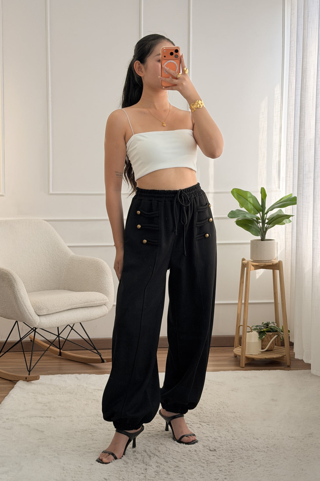 Calça jogger com botões dourados e corte amplo LUMINA