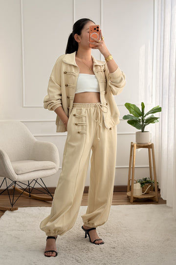 Calça jogger com botões dourados e corte amplo LUMINA