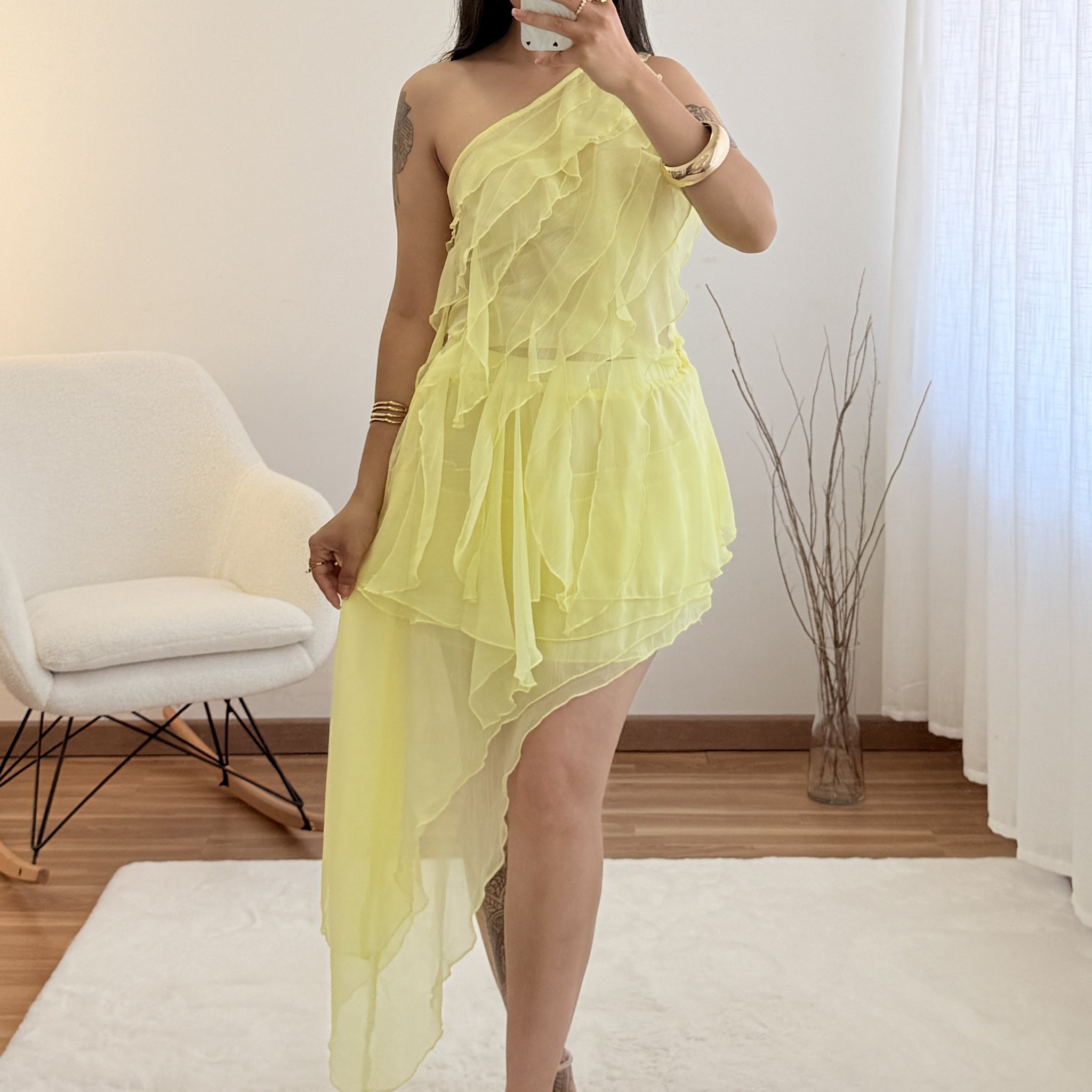 Conjunto assimétrico de design fluido com folhos elegantes