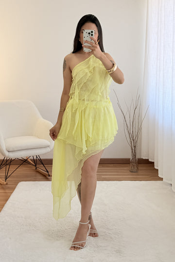 Conjunto assimétrico de design fluido com folhos elegantes
