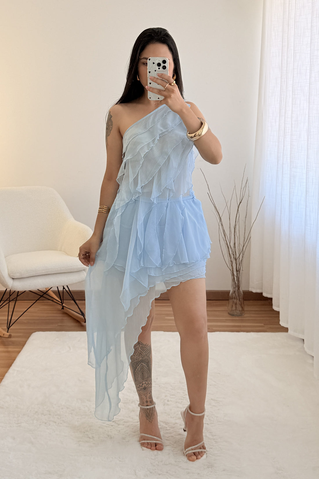 Conjunto assimétrico de design fluido com folhos elegantes