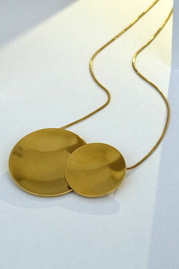 Colar minimalista com pêndulos em aço dourado