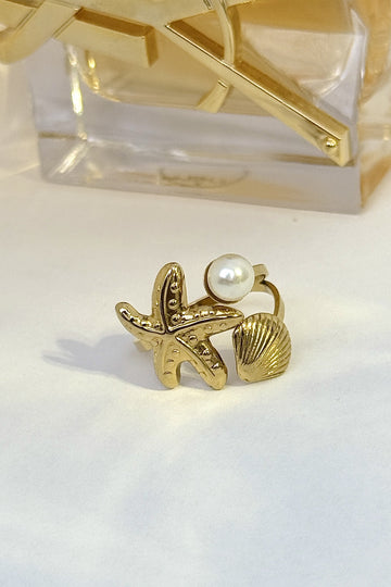 Anel dourado estilo praia com estrela-do-mar, concha e pérola