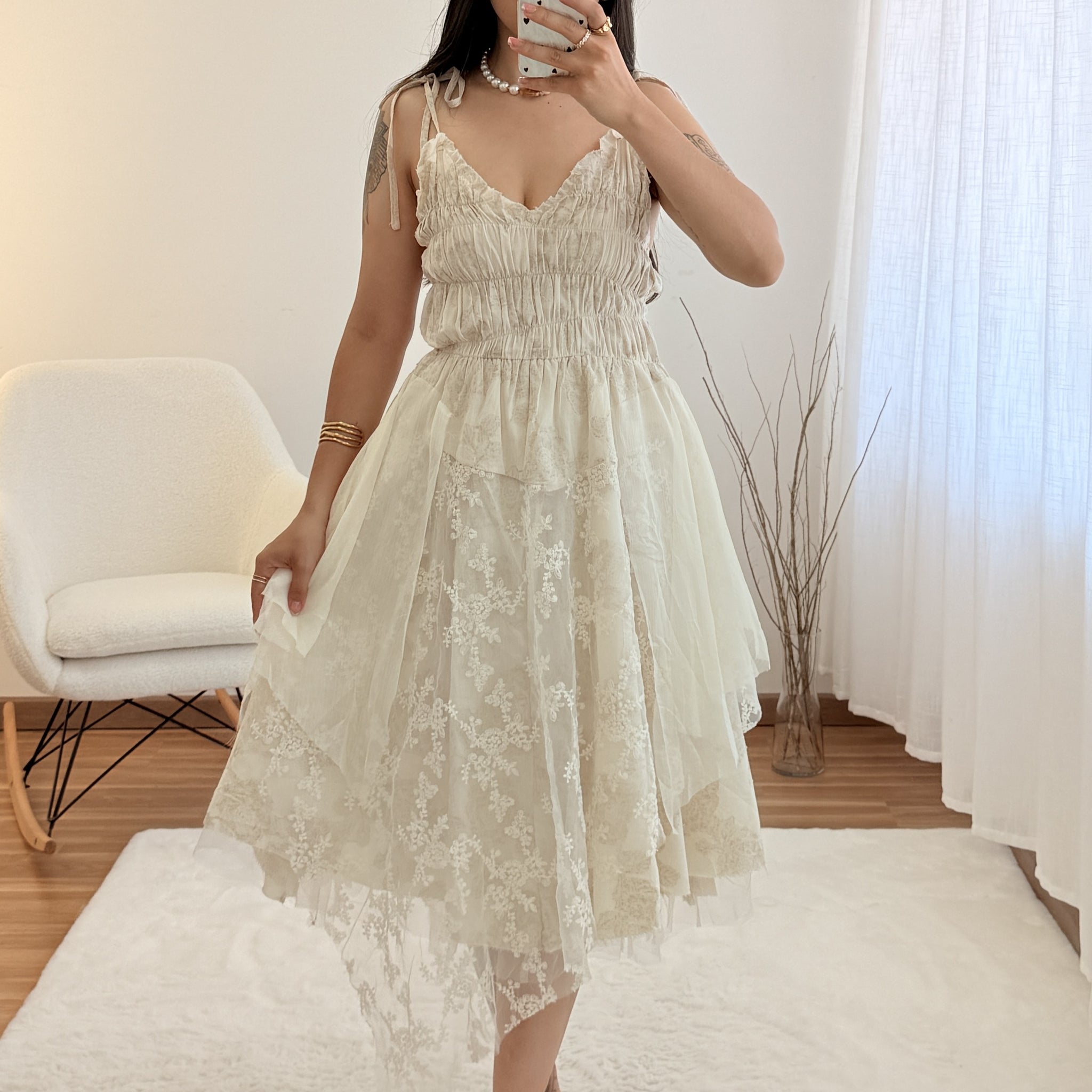 Vestido midi com detalhes em renda
