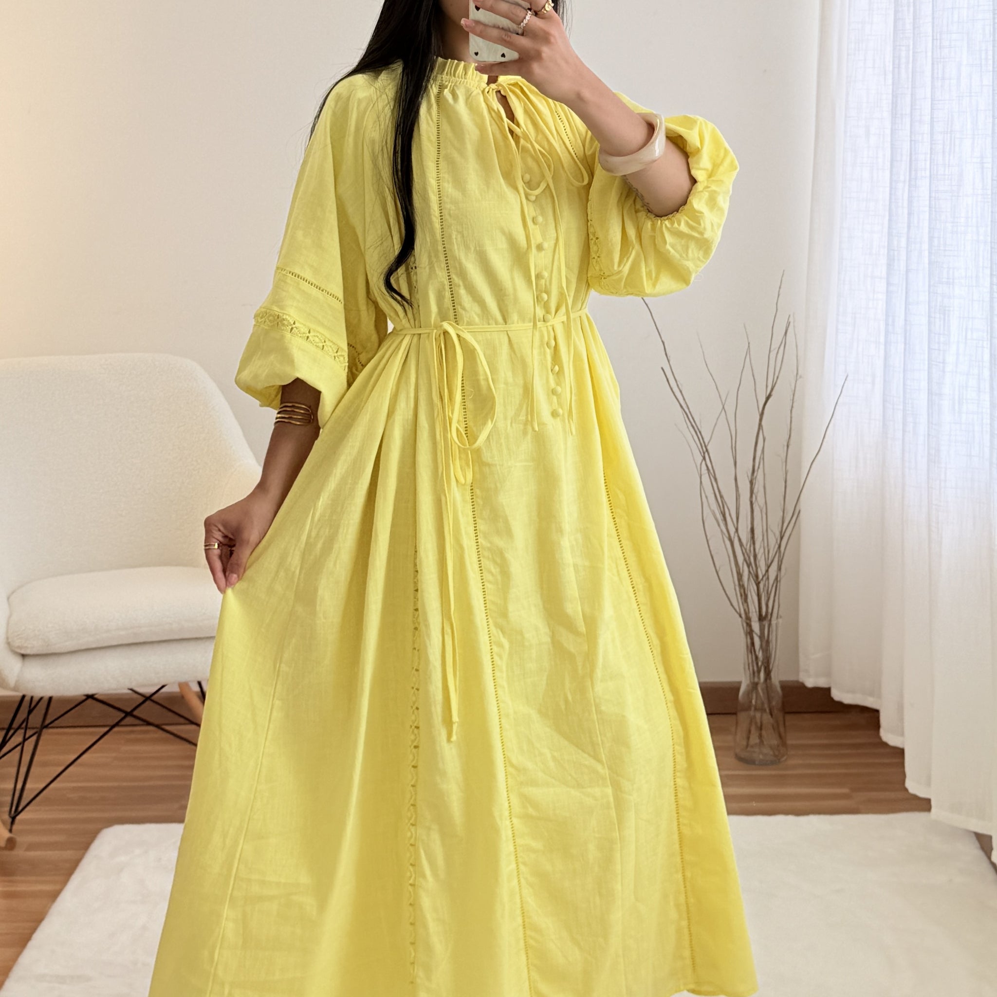 Vestido midi com detalhes artesanais e mangas abalonadas