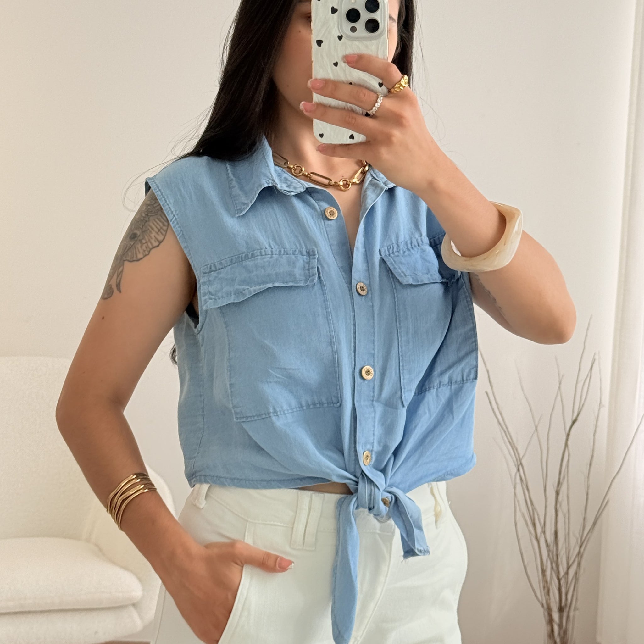 Camisa ligera con detalle de nudo.