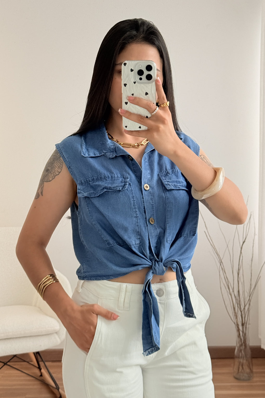 Camisa leve com detalhe de nó