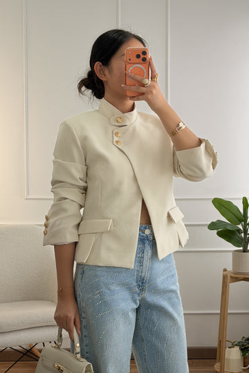 Blazer gola alta com botões dourados IVIVI