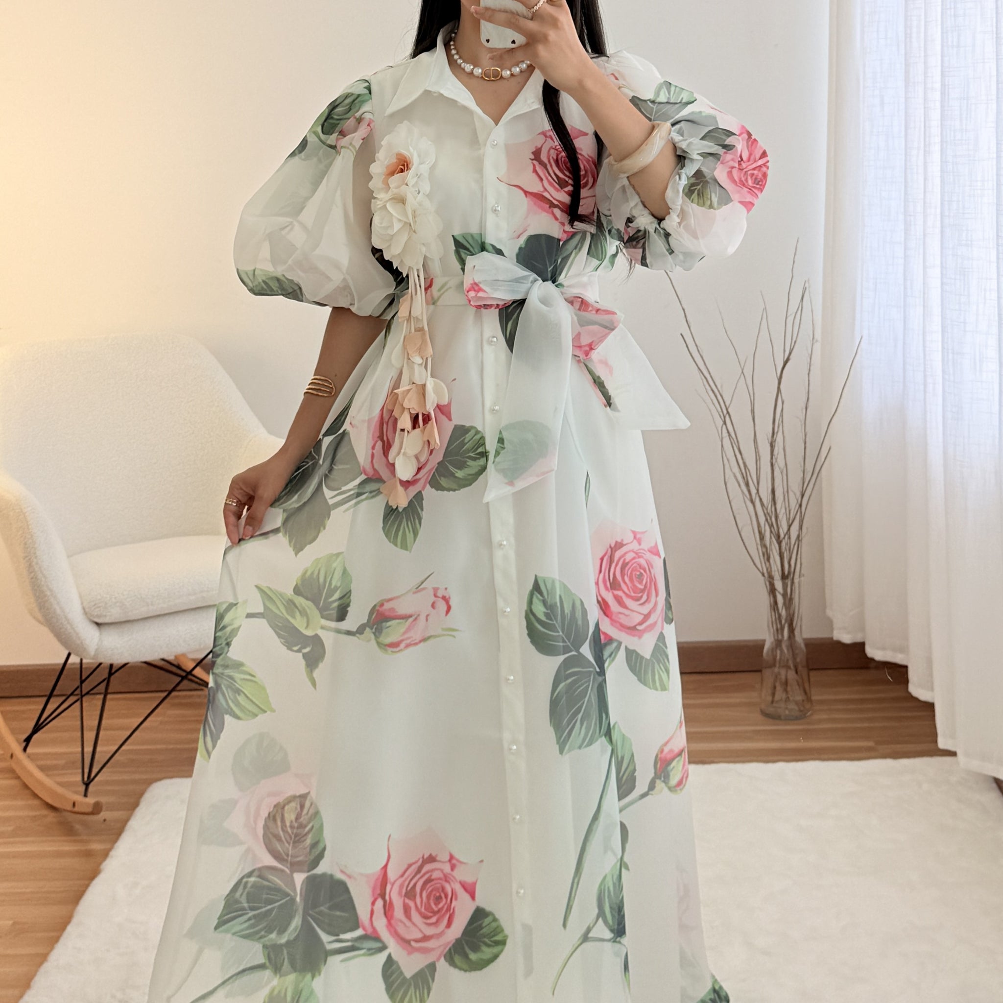 Vestido floral elegante com laço frontal