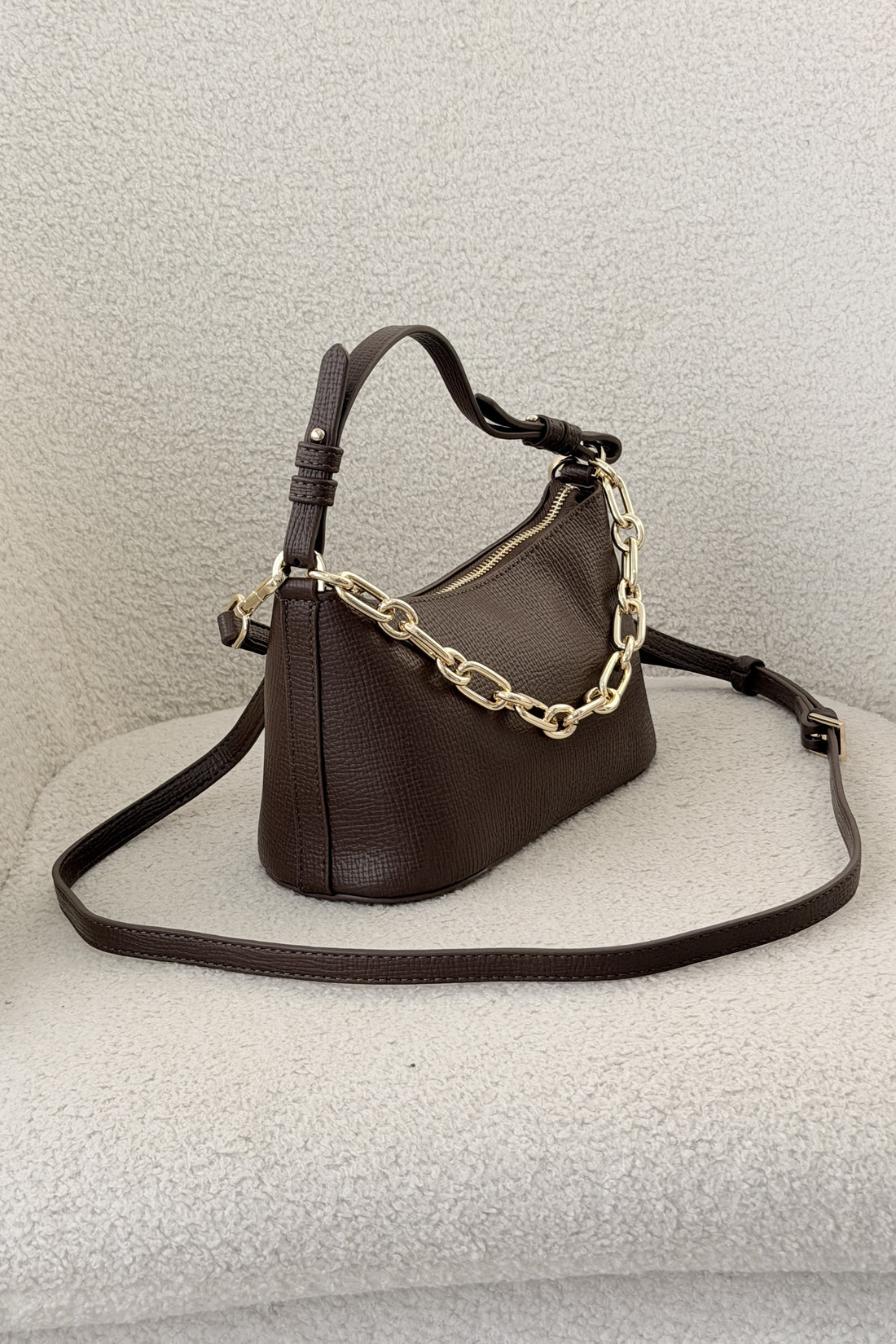 Bolsa de ombro com corrente dourada