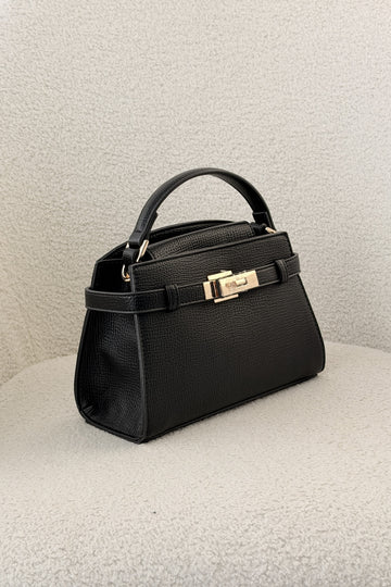 Bolsa de mão com fecho metálico