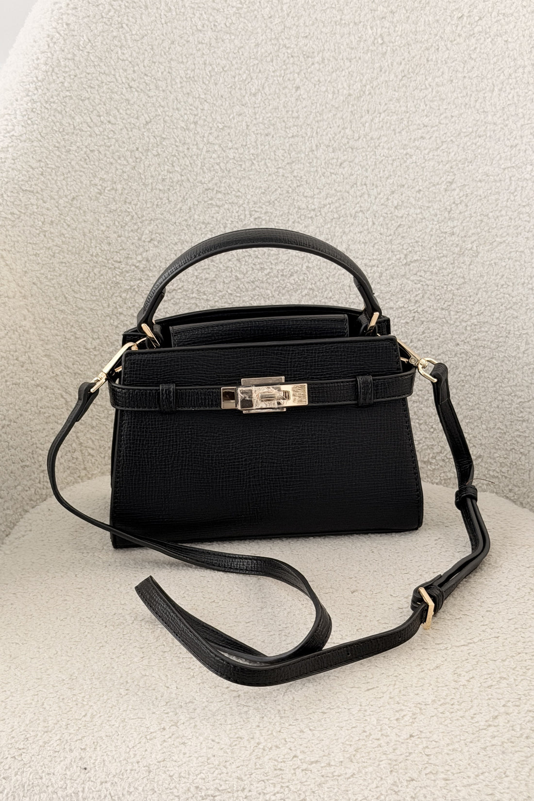 Bolsa de mão com fecho metálico