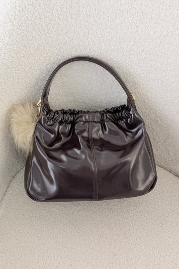Bolsa de mão brilhante com pompom