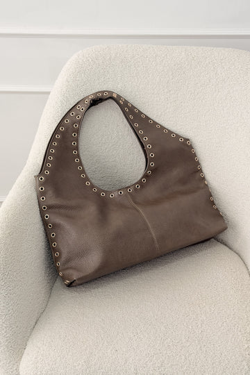 Bolsa Hobo com ilhós metálicos e alça larga