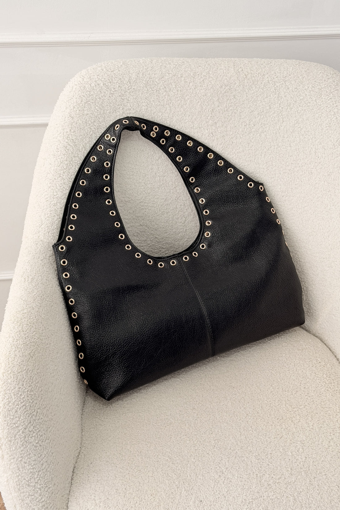 Bolsa Hobo com ilhós metálicos e alça larga