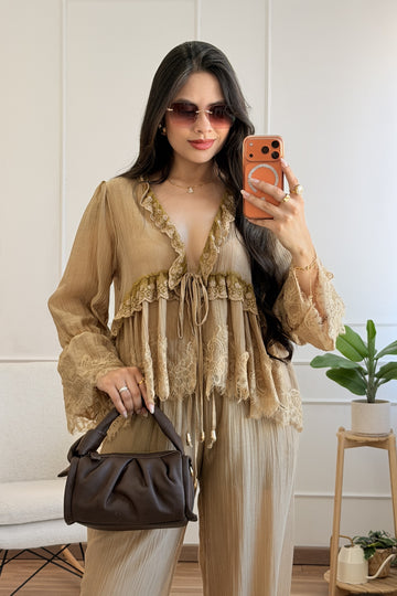 Blusa em V com renda e atacador frontal