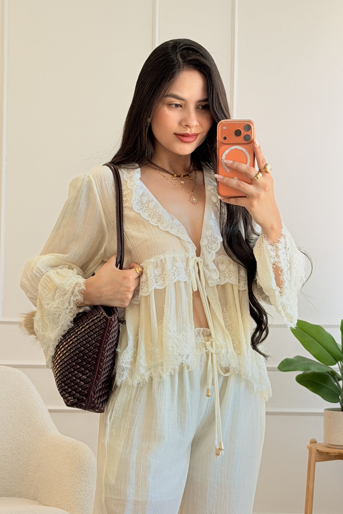 Blusa em V com renda e atacador frontal
