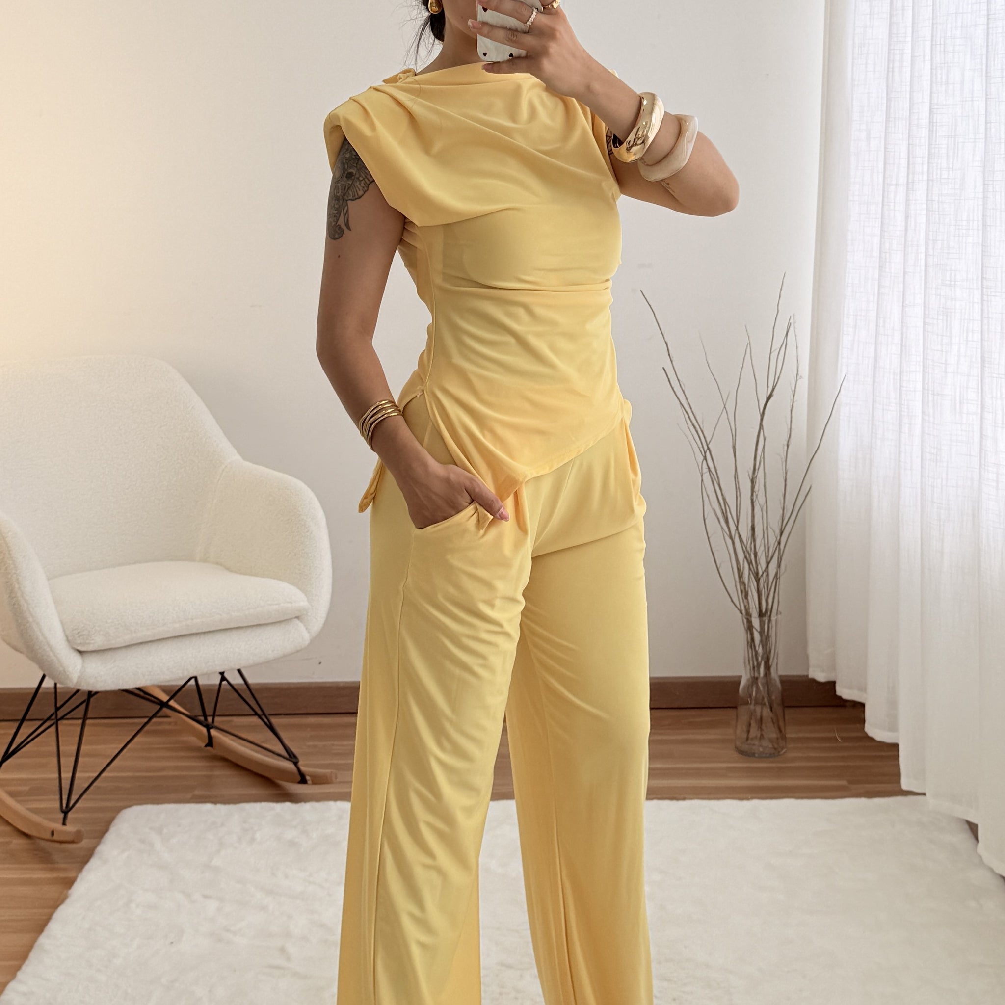 Conjunto feminino com ombreiras e barra assimétrica